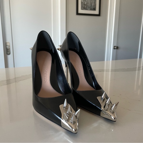 Alexander McQueen Spike-Embellished Leather Pumps - Picture 4 of 13